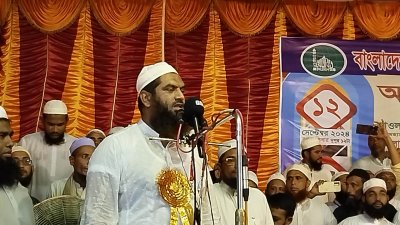 বাগেরহাট জেলা পরিষদ অডিটরিয়ামে জেলা খেলাফত মজলিসের আয়োজনে অনুষ্ঠিত সম্মেলনে বক্তব্য দেন মাওলানা মামুনুল হক