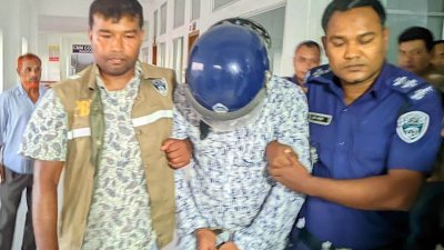 আবু সাঈদ হত্যা মামলায় বরখাস্ত দুই পুলিশ সদস্যকে আদালতের মাধ্যমে কারাগারে পাঠানো হয়েছে