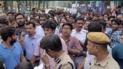 নবান্ন থেকে বেরিয়ে আসছেন আন্দোলনকারী চিকিৎসকরা