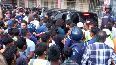 পুলিশ প্রহরায় সভাস্থল ত্যাগ করেন কেন্দ্রীয় সমন্বয়করা (ছবি: বাংলা ট্রিবিউন)
