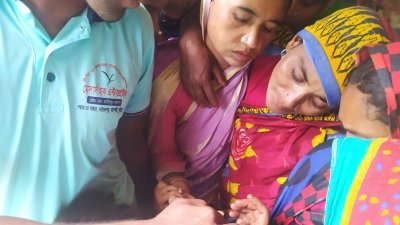 দুই শিশুসন্তানকে হারিয়ে পাগলপ্রায় এক মা (ছবি: বাংলা ট্রিবিউন)