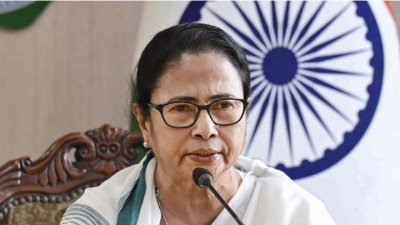 পশ্চিমবঙ্গের মুখ্যমন্ত্রী মমতা বন্দ্যোপাধ্যায়। ছবি: আনন্দবাজার, ফাইল