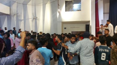 মঞ্চে ওঠা নিয়েই বাঁধে বিপত্তি (ছবি: বাংলা ট্রিবিউন)