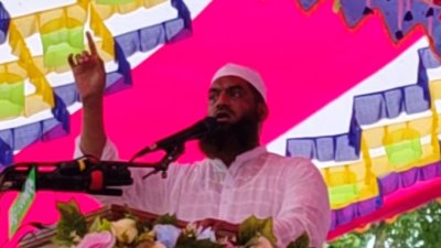 সমাবেশে বক্তব্য দিচ্ছেন মাওলানা মামুনুল হক