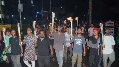 খুলনায় মশাল মিছিল।