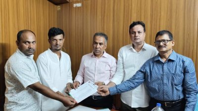 ডানে নতুন কমিটির সঙ্গে বিএনপির রংপুর বিভাগীয় সহ-সাংগঠনিক সম্পাদক আব্দুল খালেক (ছবি: বাংলা ট্রিবিউন)