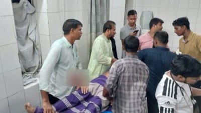 আহতদের হাসপাতালে ভর্তি করা হয়েছে।
