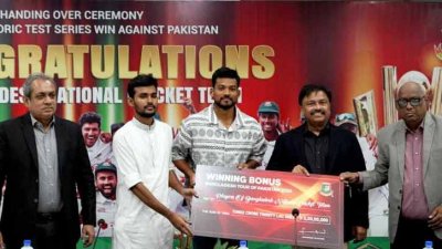 শান্তর হাতে বোনাস তুলে দেওয়া হয়