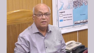 সাংবাদিকদের সঙ্গে কথা বলছেন উপদেষ্টা ফারুক ই আজম (ছবি: ভিডিও থেকে)