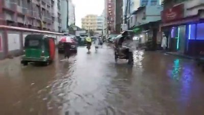 অনেক স্থানে জলাবদ্ধতা সৃষ্টি হয়েছে