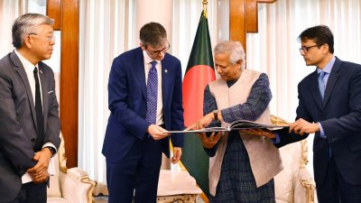 মার্কিন প্রতিনিধি দলকে গ্রাফিতির আর্টবুক উপহার দিয়েছেন প্রধান উপদেষ্টা