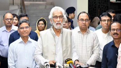 চট্টগ্রাম সার্কিট হাউজের সম্মেলনকক্ষে মতবিনিময় সভা শেষে সাংবাদিকদের সঙ্গে কথা বলেছেন উপদেষ্টা এ এফ হাসান আরিফ