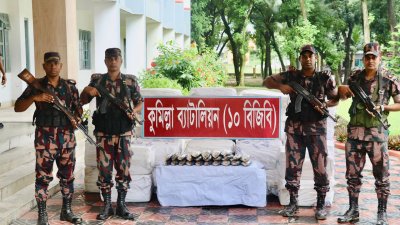 কুমিল্লায় ভারতীয় সীমান্ত এলাকা দিয়ে পাচারের সময় ৮৫০ কেজি ইলিশ জব্দ করেছে বর্ডার গার্ড বাংলাদেশ (বিজিবি)