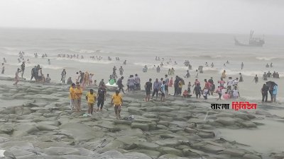 পটুয়াখালীর কুয়াকাটা সমুদ্রসৈকতে গোসলে নেমেছেন পর্যটকরা