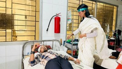 আহত তিন জনকে মাদারীপুর জেলা হাসপাতালে ভর্তি করা হয়েছে