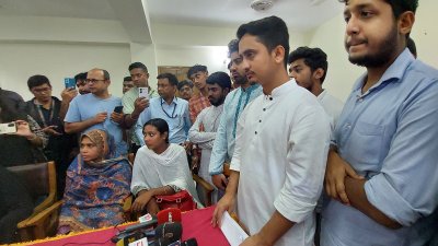 রবিবার দুপুরে মানিকগঞ্জ জেলা শিল্পকলা একাডেমিতে বৈষম্যবিরোধী ছাত্র আন্দোলন আয়োজিত সভায় বক্তব্য রেখেছেন সমন্বয়ক সারজিস আলম