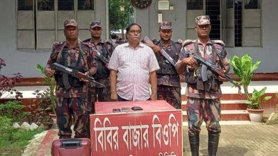 বিজিবির হাতে আটক  শাহাবুদ্দিন আহমেদ (ছবি: বাংলা ট্রিবিউন)