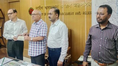 গণশিক্ষা মন্ত্রণালয়ের উপদেষ্টা অধ্যাপক ডা. বিধান রঞ্জন রায় পোদ্দার ত্রাণ মন্ত্রণালয়ের উপদেষ্টা ফারুক-ই-আজম বীরপ্রতীকের কাছে চেক হস্তান্তর করেন