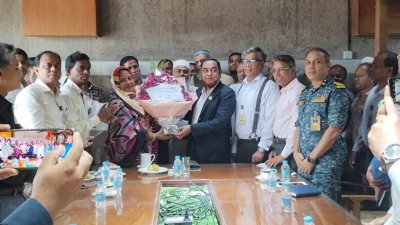 জাতীয় সংসদ সচিবালয়ের নতুন সচিব ড. মো. আনোয়ার উল্যাহকে ফুল দিয়ে শুভেচ্ছা জানান কর্মকর্তা-কর্মচারীরা