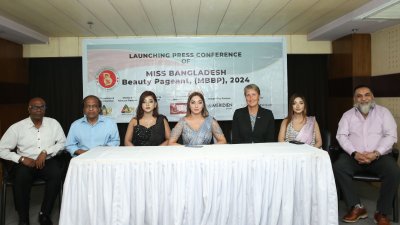 সংবাদ সম্মেলনে আয়োজকরা