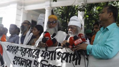 মাজার ভাঙার বিরুদ্ধে গণপ্রতিরোধ যাত্রায় অংশ নেন কবি ও রাজনৈতিক বিশ্লেষক ফরহাদ মজহার। ছবি: সাজ্জাদ হোসেন