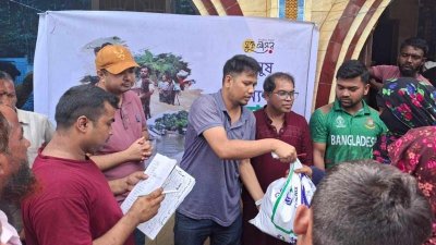 মুক্ত আসরের ত্রাণ বিতরণ