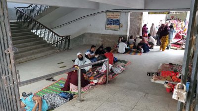 ওয়ার্ডের ভেতরে, বারান্দায় জায়গা না পেয়ে হাসপাতালের র‌্যাম সিঁড়ির পথের মাঝে বিছানা পেতে চিকিৎসা নিতে হচ্ছে রোগীদের