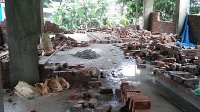 বাড়িটির সব তলায় ভেঙে ফেলা ইট পড়ে আছে