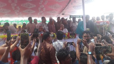 ঠাকুরগাঁওয়ে জনসভায় বক্তব্য দিচ্ছেন বিএনপি মহাসচিব মির্জা ফখরুল ইসলাম আলমগীর