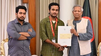 ‘জুলাই শহীদ স্মৃতি ফাউন্ডেশনে’ প্রধান উপদেষ্টার দেওয়া ১০০ কোটি টাকার অনুদানের চেক গ্রহণ করছেন ফাউন্ডেশনের সাধারণ সম্পাদক মীর মাহবুবুর রহমান (ছবি: সংগৃহীত)