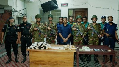 সাবেক স্বরাষ্ট্রমন্ত্রী আসাদুজ্জামান খাঁন কামালের বাসায় তল্লাশি