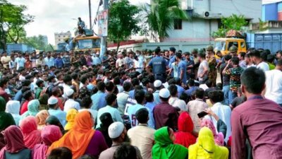 বকেয়া বেতনসহ বিভিন্ন দাবিতে কর্মবিরতি পালন করেছেন গাজীপুরের টঙ্গীর দুটি পোশাক কারখানার শ্রমিকরা