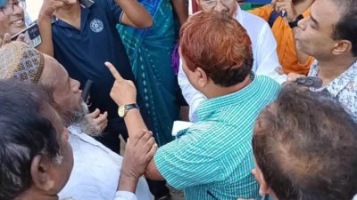 ঢাকায় শিক্ষক লাঞ্ছিতের ঘটনায় রাজবাড়ীতে অনুষ্ঠিত মানববন্ধনে ‘জয় বাংলা’ স্লোগান দিয়ে প্রতিবাদের মুখে ক্ষমা চাইলেন সরকারি বালিকা বিদ্যালয়ের এক প্রধান শিক্ষক