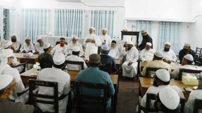 গত ১৮ আগস্ট আলেম, রাজনীতিক ও পীরদের সঙ্গে বৈঠক করেন জামায়াত আমির