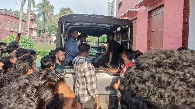 আটক শিক্ষার্থীদের পুলিশের গাড়িতে করে নিয়ে যাওয়া হচ্ছে