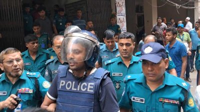 আদালত চত্বরে অভিযুক্ত পুলিশ সদস্য