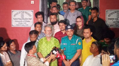 গণমাধ্যমের সঙ্গে কথা বলছেন সহযোগী অধ্যাপক সাইফুদ্দিন আহমেদ