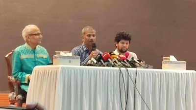 সংবাদ সম্মেলনে আসিফ নজরুল