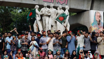 সাবেক প্রধানমন্ত্রীর বিচারের দাবি আন্দোলনরত একদল শিক্ষার্থী। ফাইল ছবি: রয়টার্স