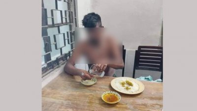 এক পর্যায়ে ওই যুবককে হলের ডাইনিংয়ে ভাতও খাওয়ানো হয়, পরে আবার মারধর করা হয়