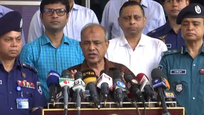 কথা বলছেন স্বরাষ্ট্র উপদেষ্টা মো. জাহাঙ্গীর আলম চৌধুরী