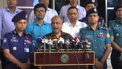 সাংবাদিকদের সঙ্গে কথা বলছেন স্বরাষ্ট্র উপদেষ্টা  মো. জাহাঙ্গীর আলম চৌধুরী