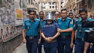 আদালত চত্বরে সাবেক ডিএমপি কমিশনার আছাদুজ্জামান মিয়া