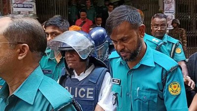 আদালত চত্বরে এ এইচ এম শামসুদ্দিন চৌধুরী মানিক