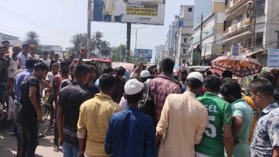 নবজাতকের অভিভাবক ও স্বজনদের সড়ক অবরোধ করে বিক্ষোভ (ছবি: বাংলা ট্রিবিউন)