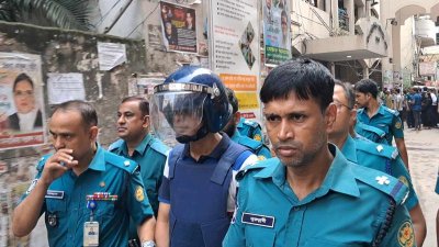 আদালত চত্বরে সাবেক ওসি আবুল হাসান