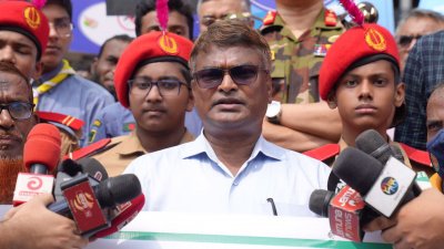 সাংবাদিকদের সঙ্গে কথা বলছেন প্রধান নির্বাহী কর্মকর্তা মীর খায়রুল আলম