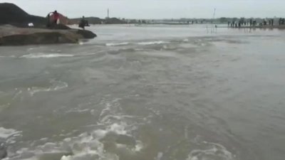 বেতনা নদীর ভেঙে যাওয়া বেড়িবাঁধ দিয়ে ঢুকছে পানি
