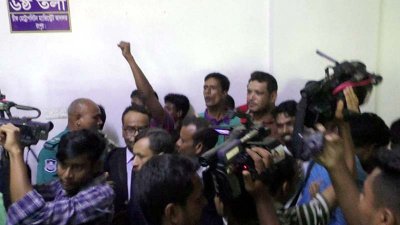 রিমান্ড শুনানি শেষে বের করে আনা হচ্ছে আওয়ামী লীগ নেতা তুষার কান্তি মন্ডলকে