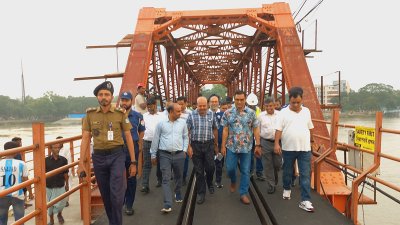 কালুরঘাট রেল সেতু পরিদর্শন করেন রেলপথ মন্ত্রণালয়ের সচিব আবদুল বাকী